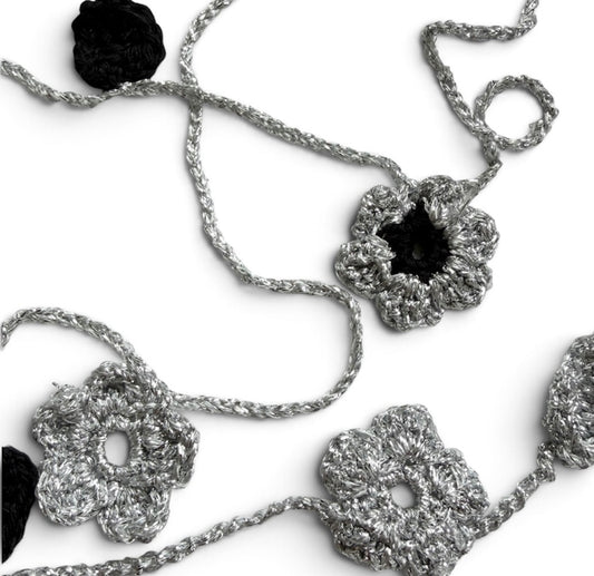 Virkat halsband/dekorband med blommor