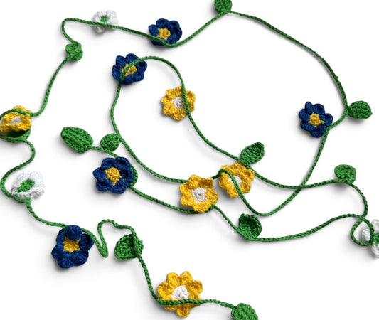 Virkat halsband/dekorband med blommor