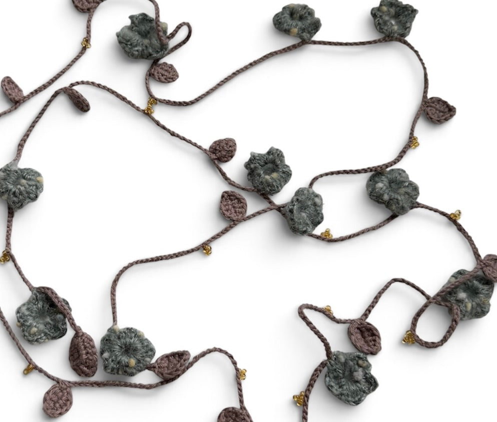 Virkat halsband/dekorband med blommor