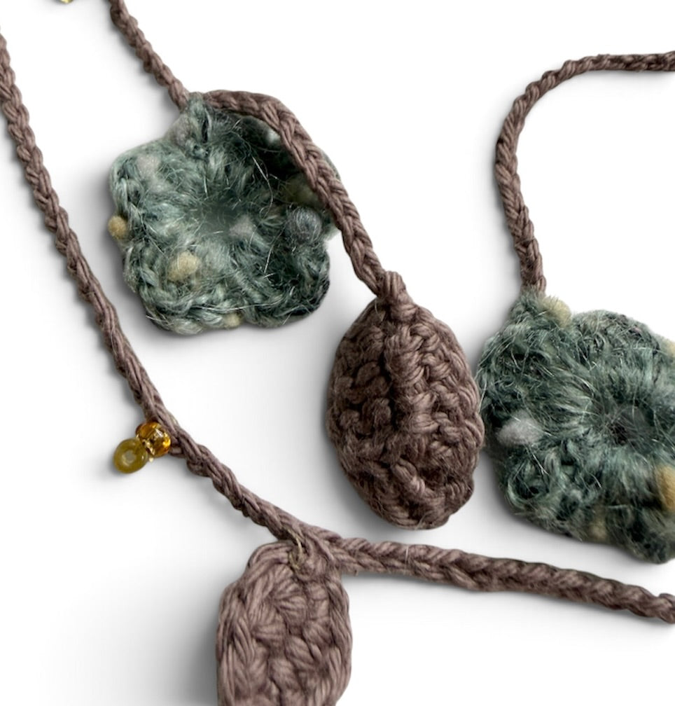 Virkat halsband/dekorband med blommor