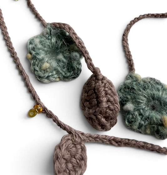 Virkat halsband/dekorband med blommor