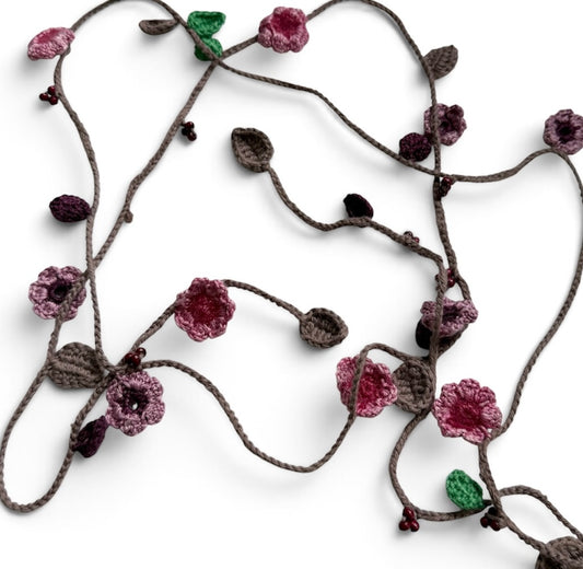 Virkat halsband/dekorband med blommor