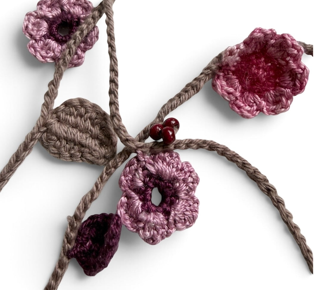 Virkat halsband/dekorband med blommor
