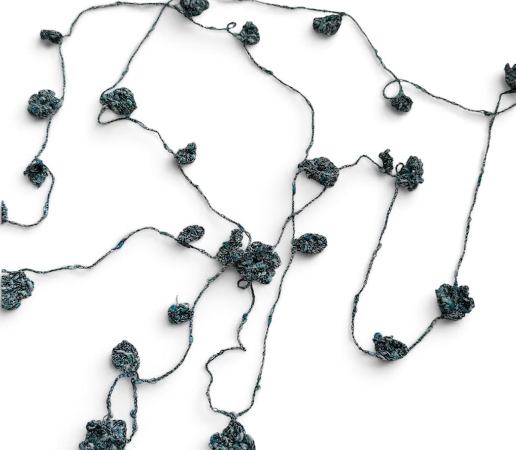 Virkat halsband/dekorband med blommor