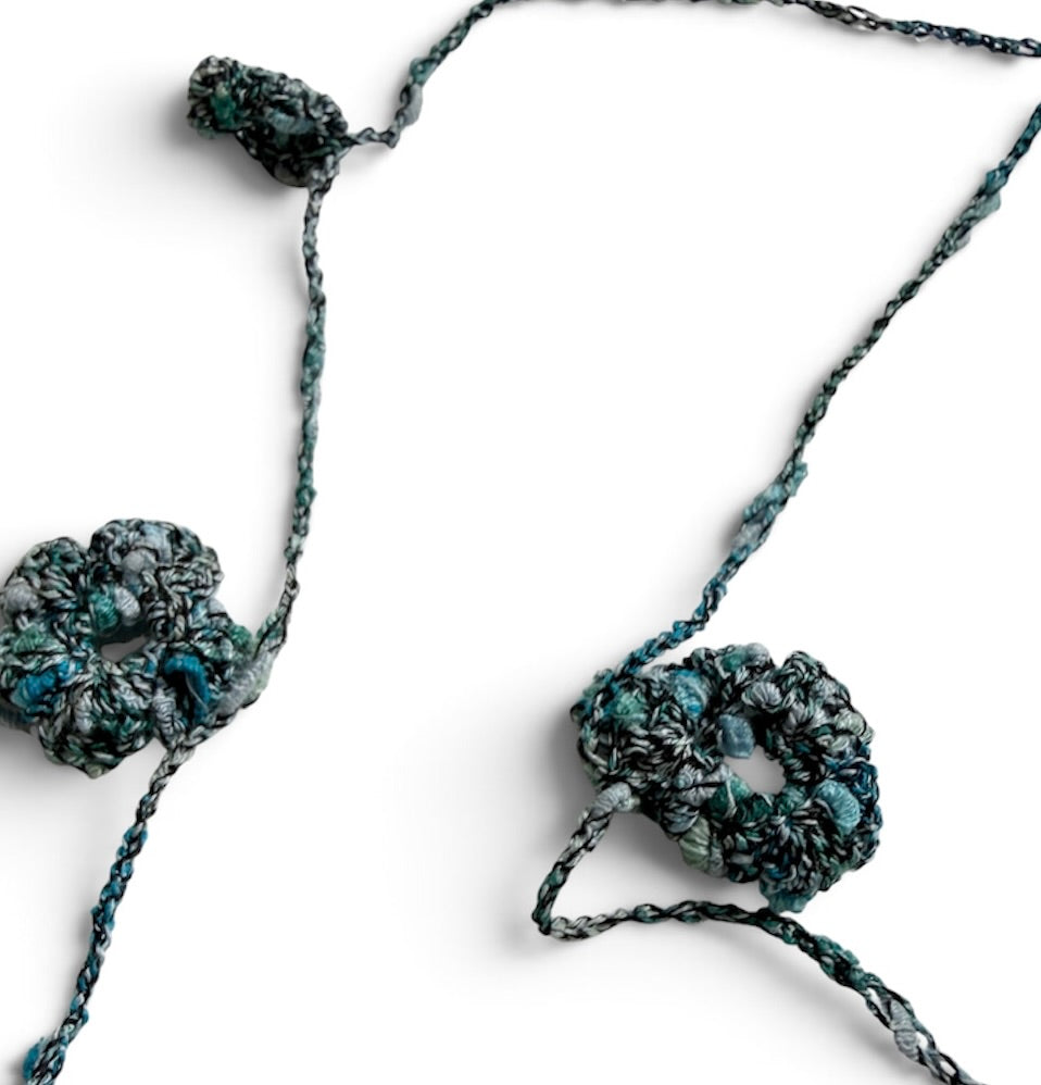 Virkat halsband/dekorband med blommor