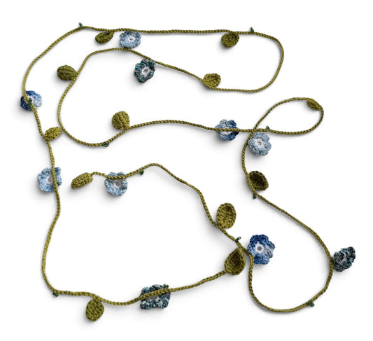 Virkat halsband/dekorband med blommor