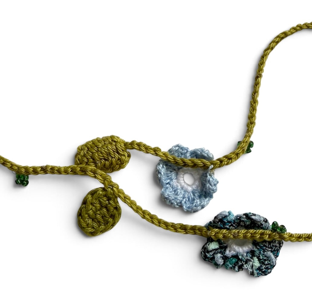 Virkat halsband/dekorband med blommor