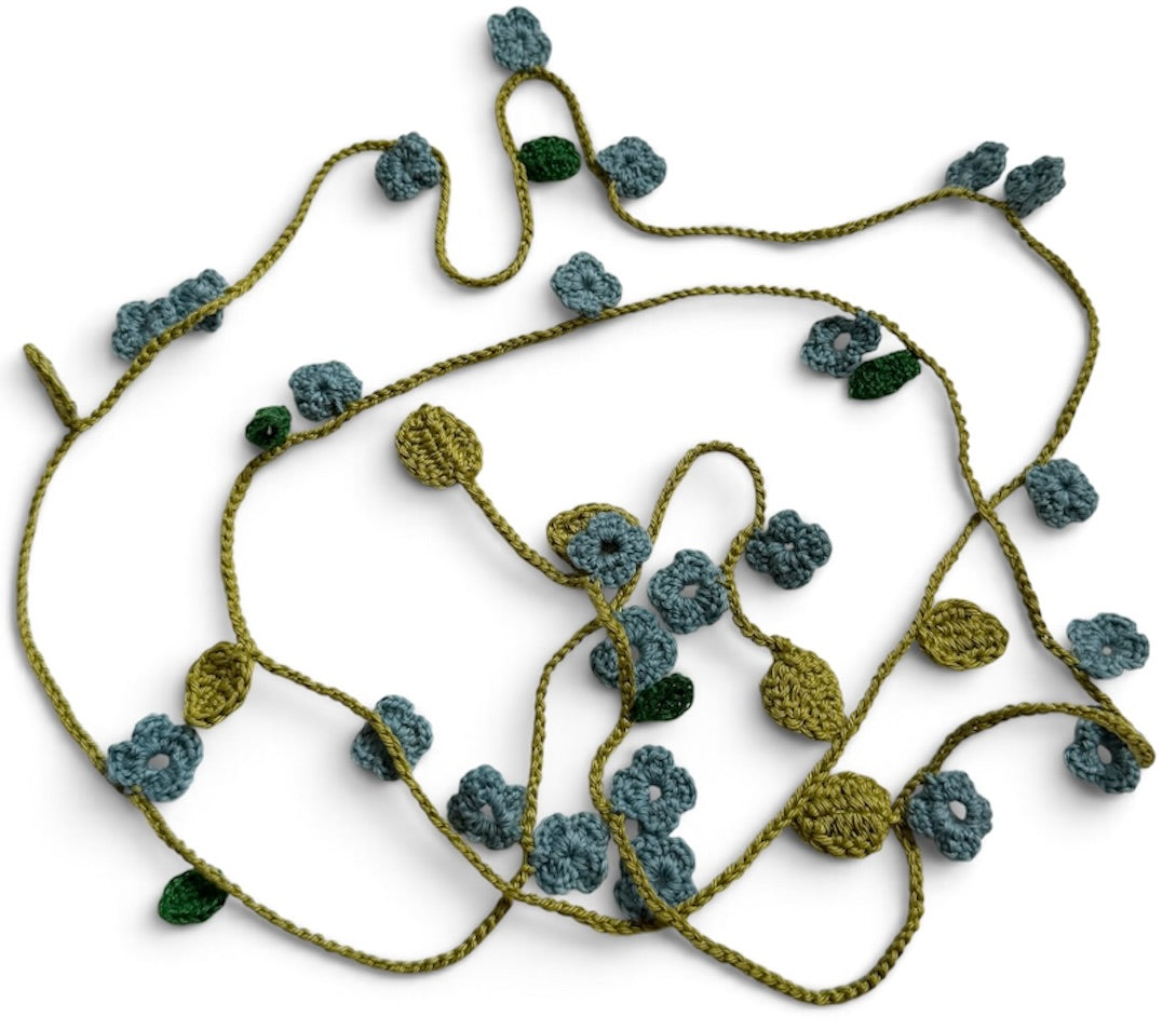 Virkat halsband/dekorband med blommor
