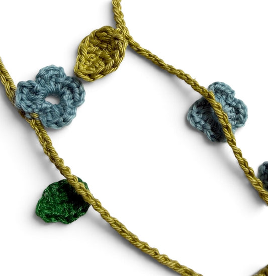Virkat halsband/dekorband med blommor