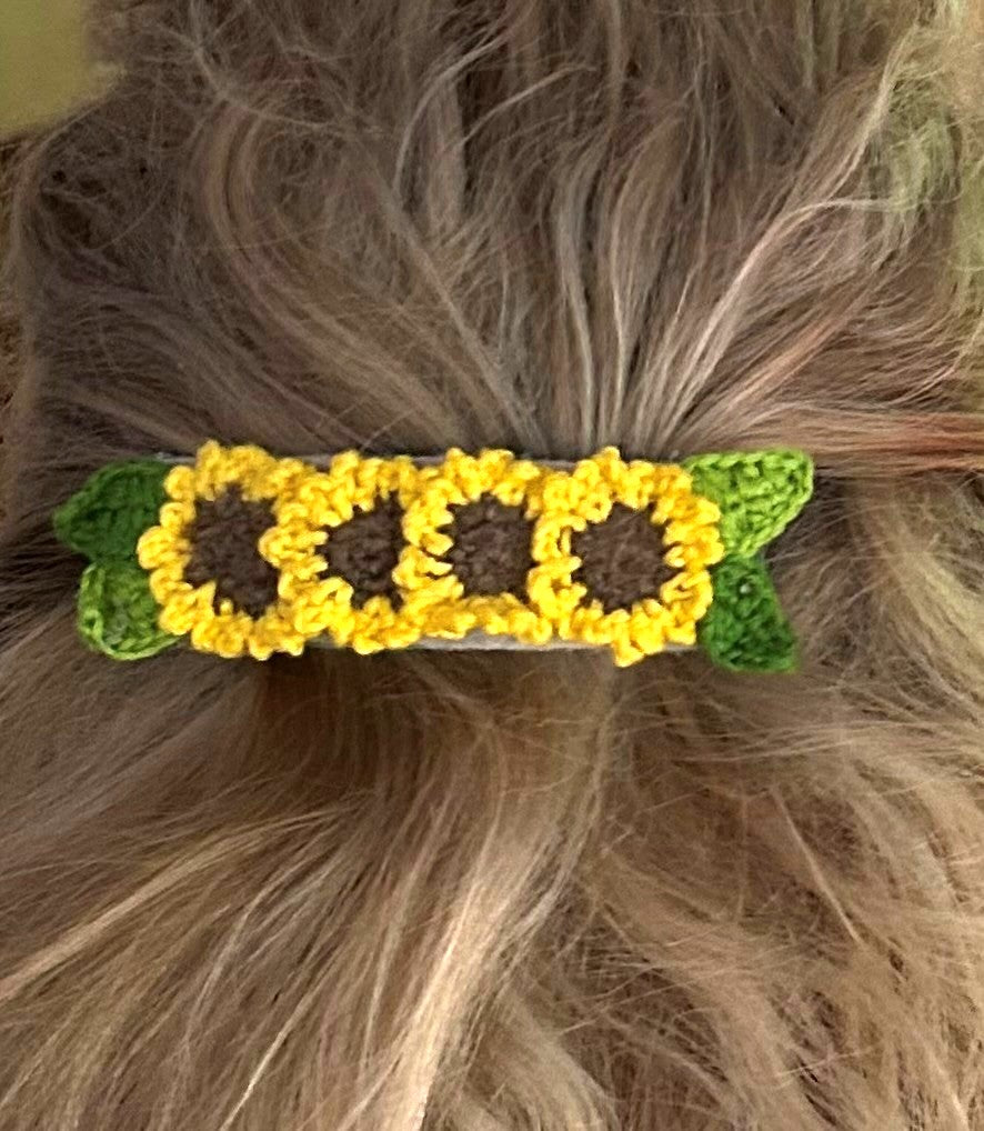 Hårspänne med virkade solrosor