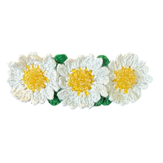 Hårspänne med virkade blommor och pärlor