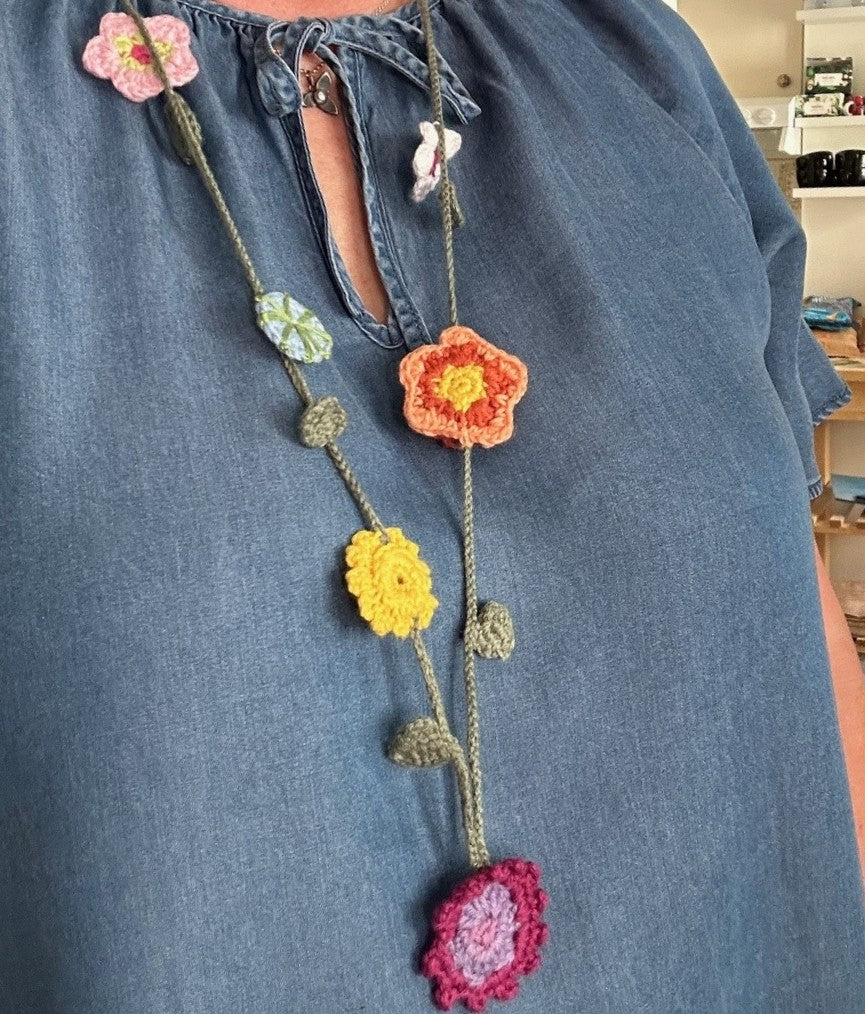 Virkat halsband med blommor i olika färger