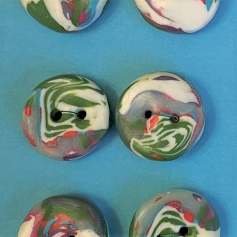 Handgjorda knappar multifärg. Vit/grön/cerise/turkos