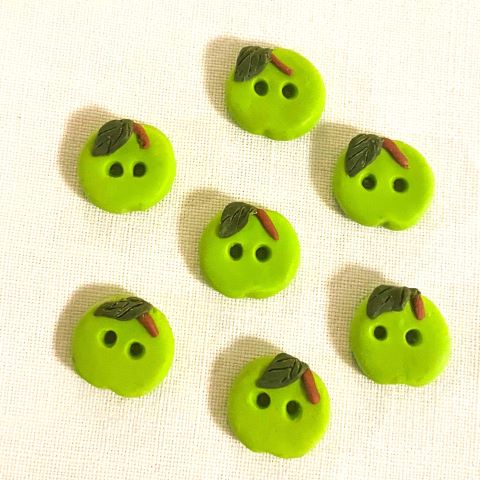 Handgjorda små knappar grönt äpple med blad