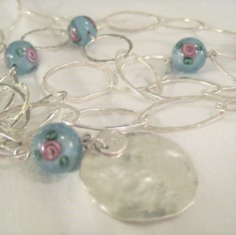 Halsband med ljusblå pärlor