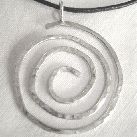 Halssmycke/hänge silversnurra, svart läderband med glidknut