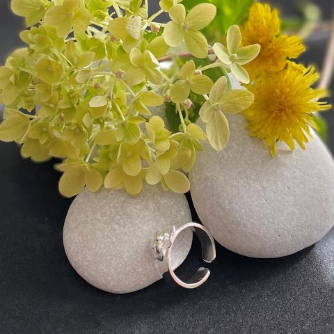 Silverring öppen med blomma